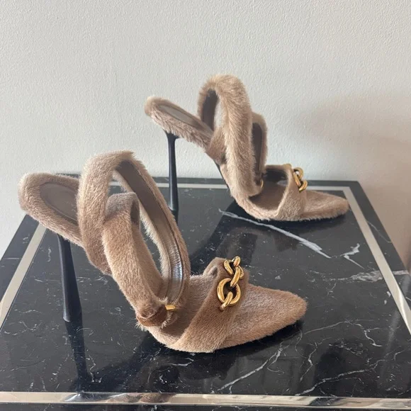 Saint Laurent Le Mallion Tan Lamb Fur Heels with Gold Chain 39 - Picture 3 of 5
